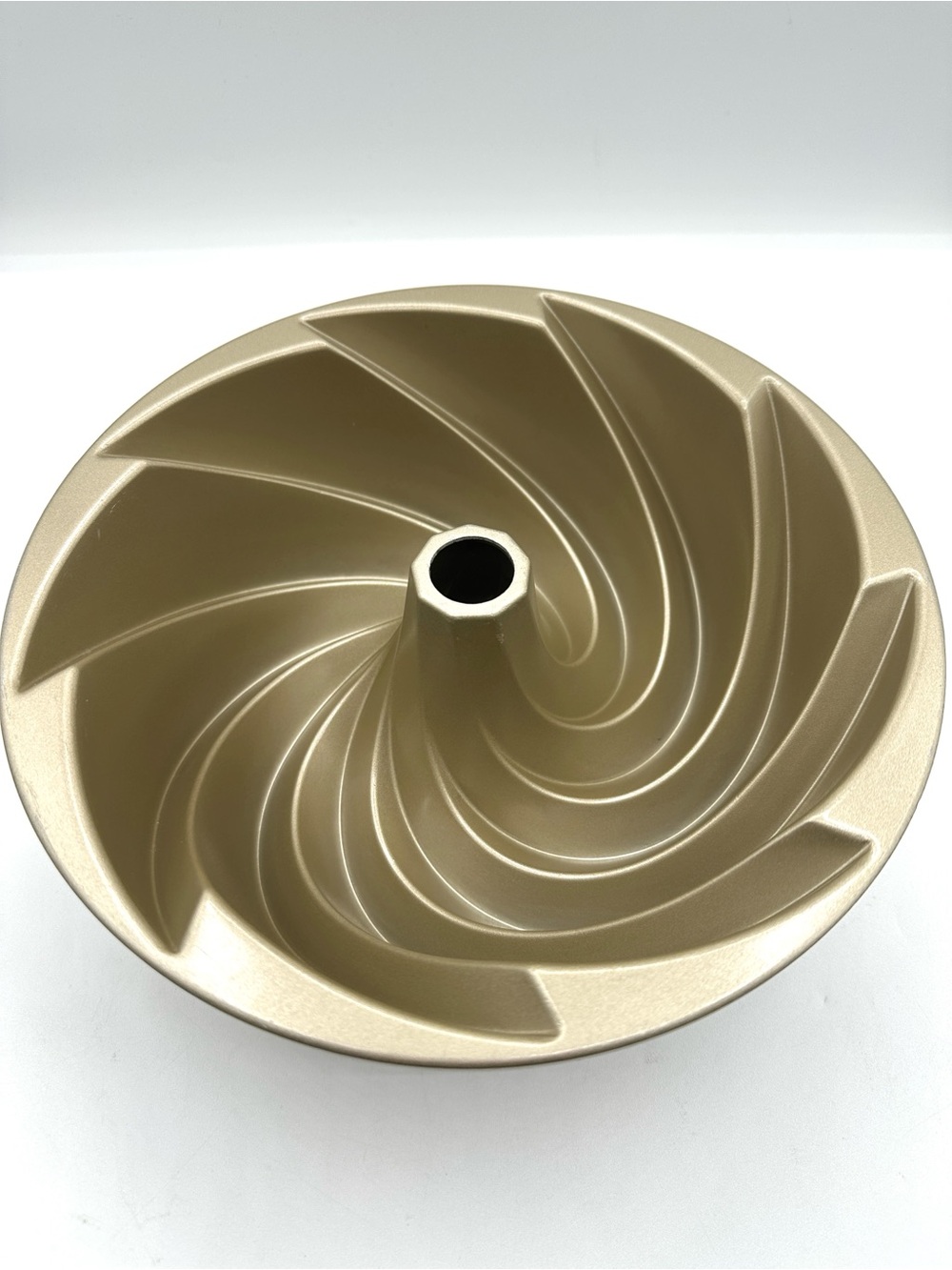 Nordic Ware Heritage Bundt Pan. 10 cup - Picture 6 of 14
